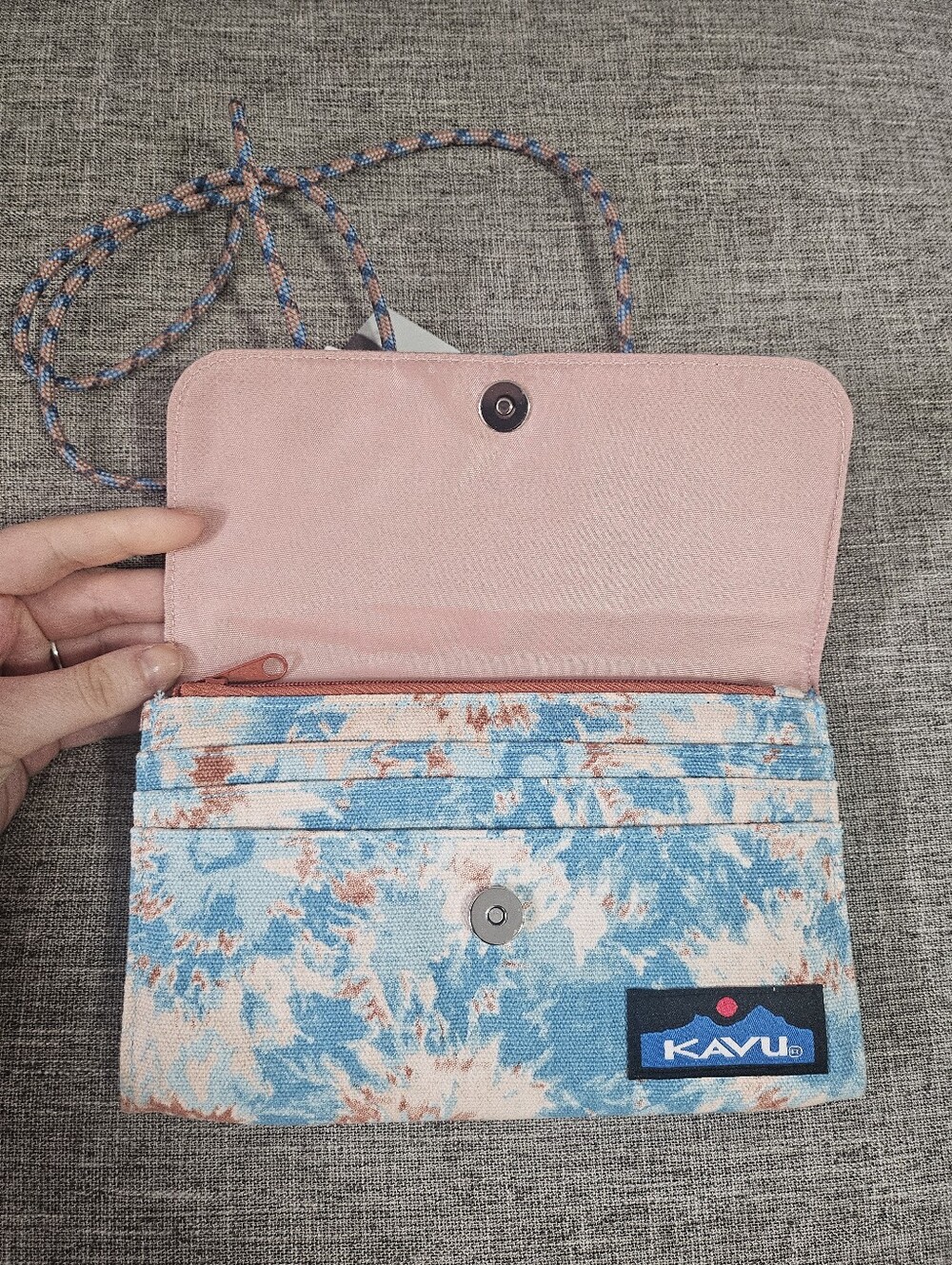 ❌️🚫 SOLD! NWT! Kavu Islamorada Blue and Peach Tie-Dye Mini Crossbody Wallet - Picture 4 of 5